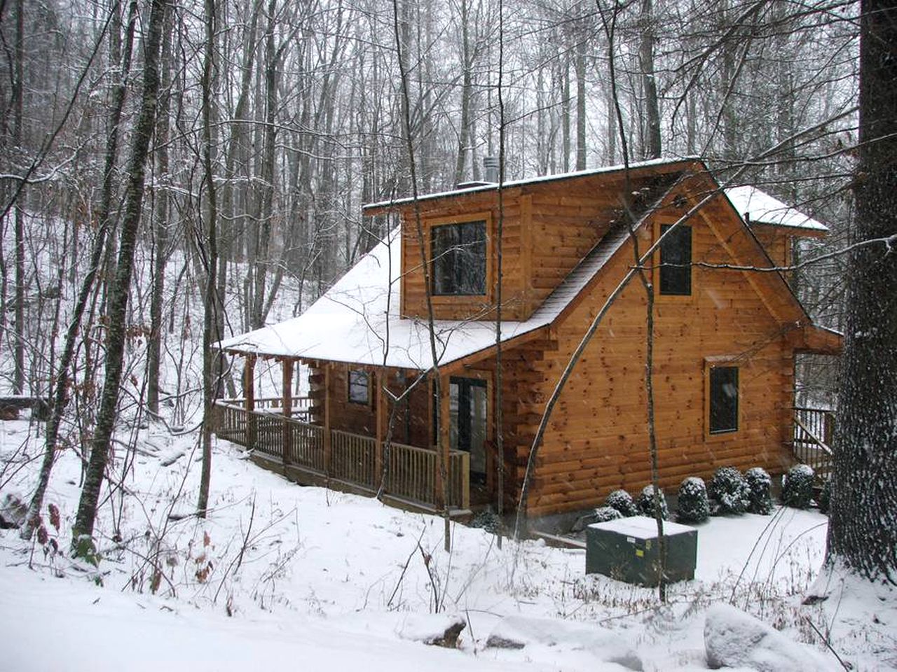 Secluded Log Cabin Getaway near Nantahala National Forest and Cheoah, North Carolina