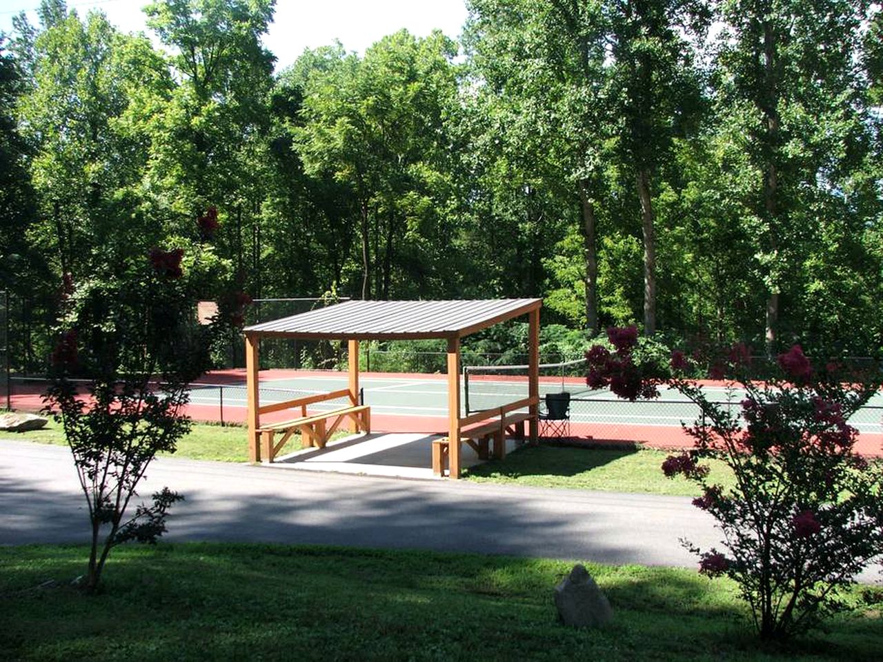 Secluded Log Cabin Getaway near Nantahala National Forest and Cheoah, North Carolina