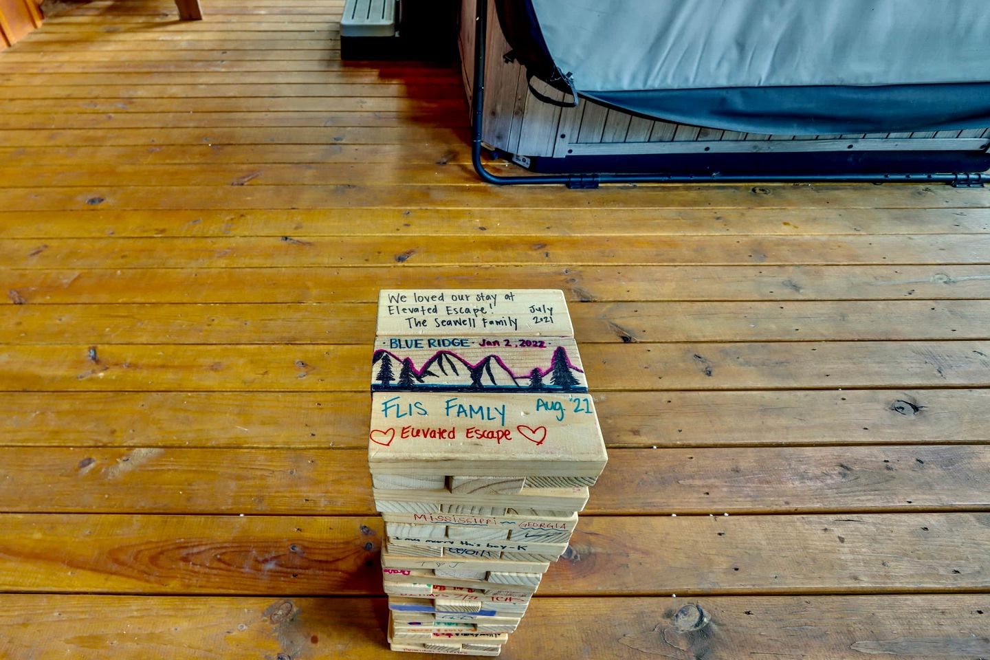 Glamping in the Mountains: Stunning Cabin with a Hot Tub near Morganton, Georgia