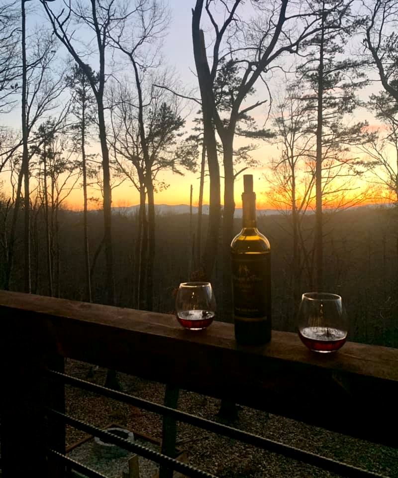 Glamping in the Mountains: Stunning Cabin with a Hot Tub near Morganton, Georgia