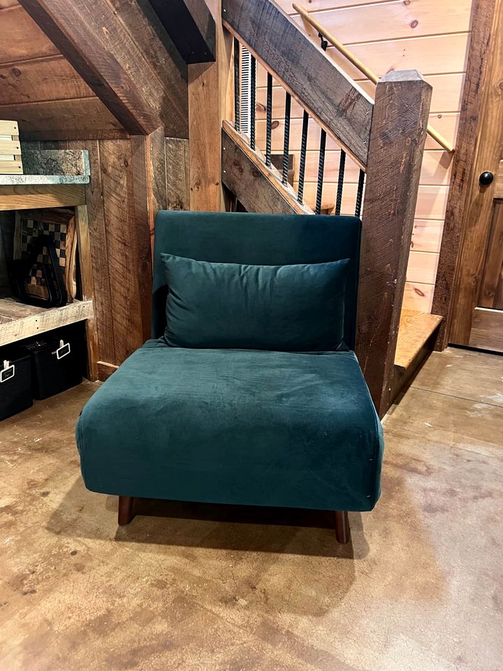 Glamping in the Mountains: Stunning Cabin with a Hot Tub near Morganton, Georgia