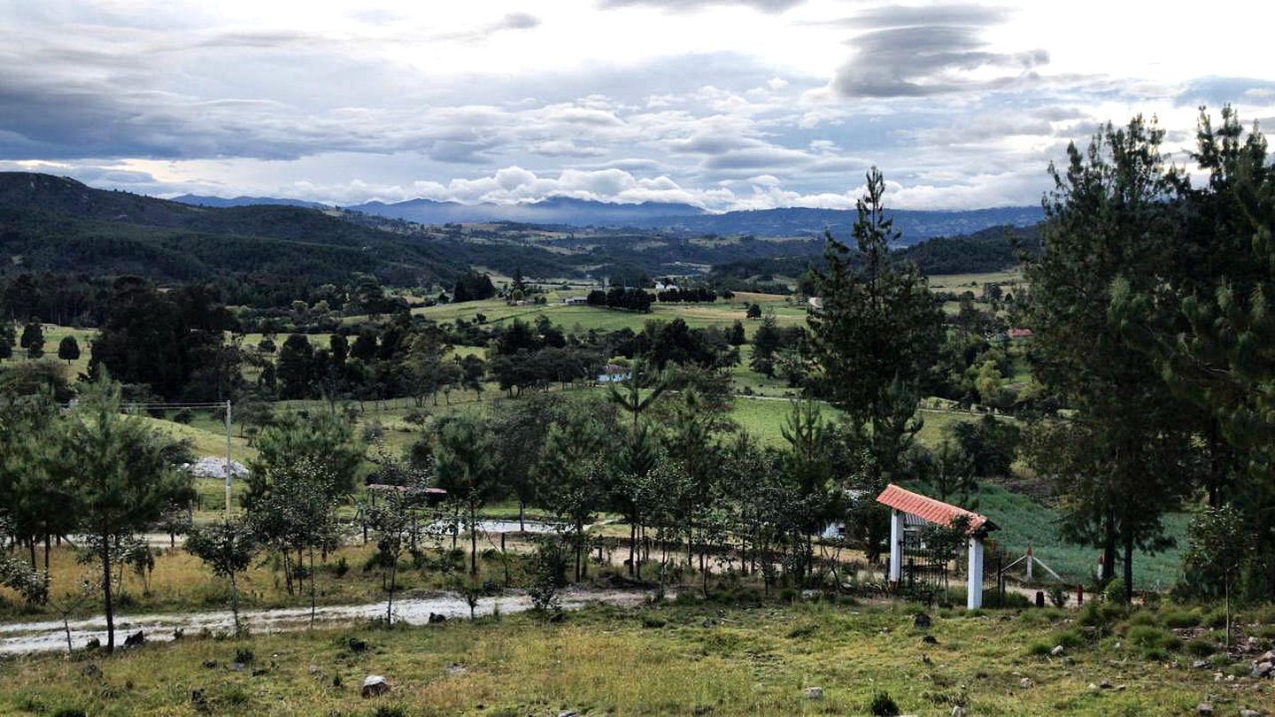 Idyllic Tented Cabin with Scenic Mountain Views in Paipa, Colombia