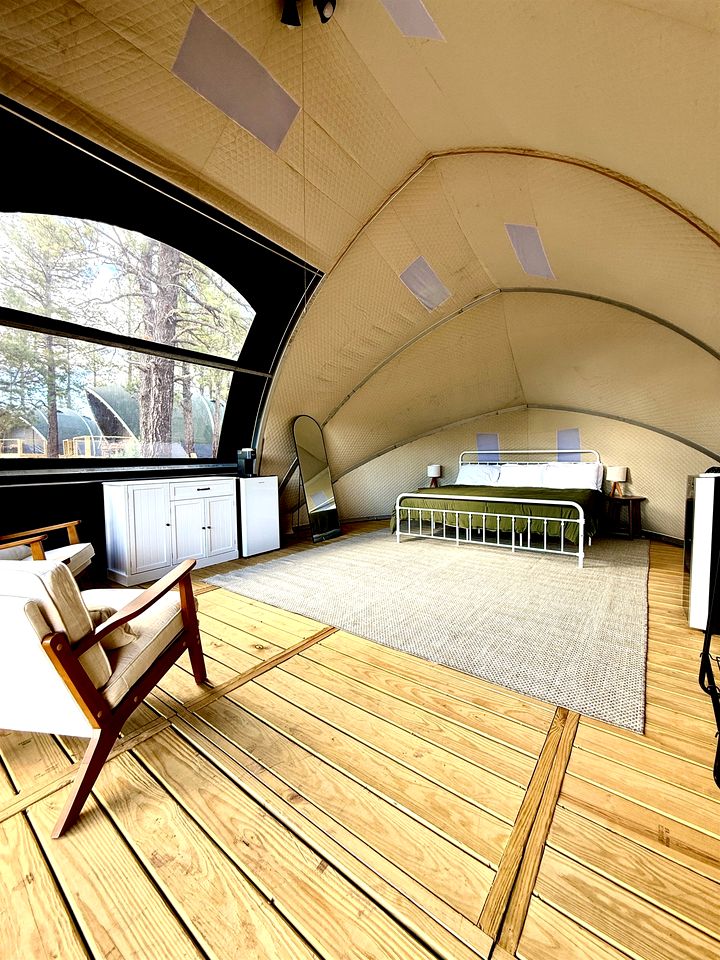 Scenic King Glamping Tent with AC & Mountain Views near Mountainair in Torreon, New Mexico