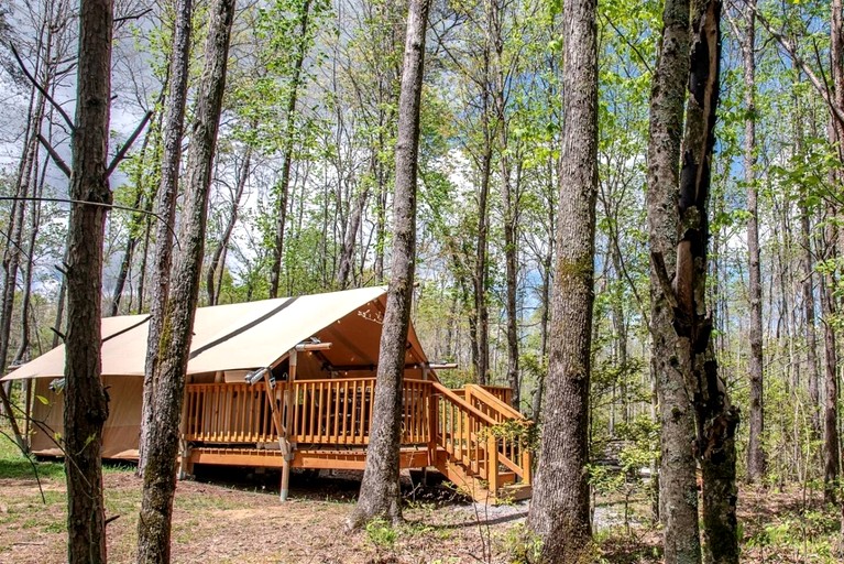 Secluded Off-Grid Glamping Tent with Private Bathhouse Near The Caverns & Waterfalls – Coalmont, Tennessee