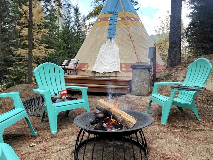 Peaceful Wooded Tipi Retreat with Breakfast Bar Near Nature Trail – Bonners Ferry, Idaho