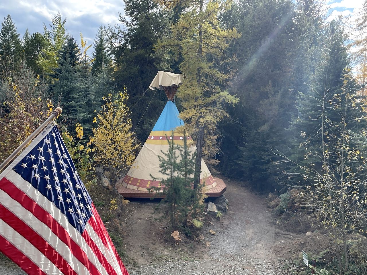 Peaceful Wooded Tipi Retreat with Breakfast Bar Near Nature Trail – Bonners Ferry, Idaho