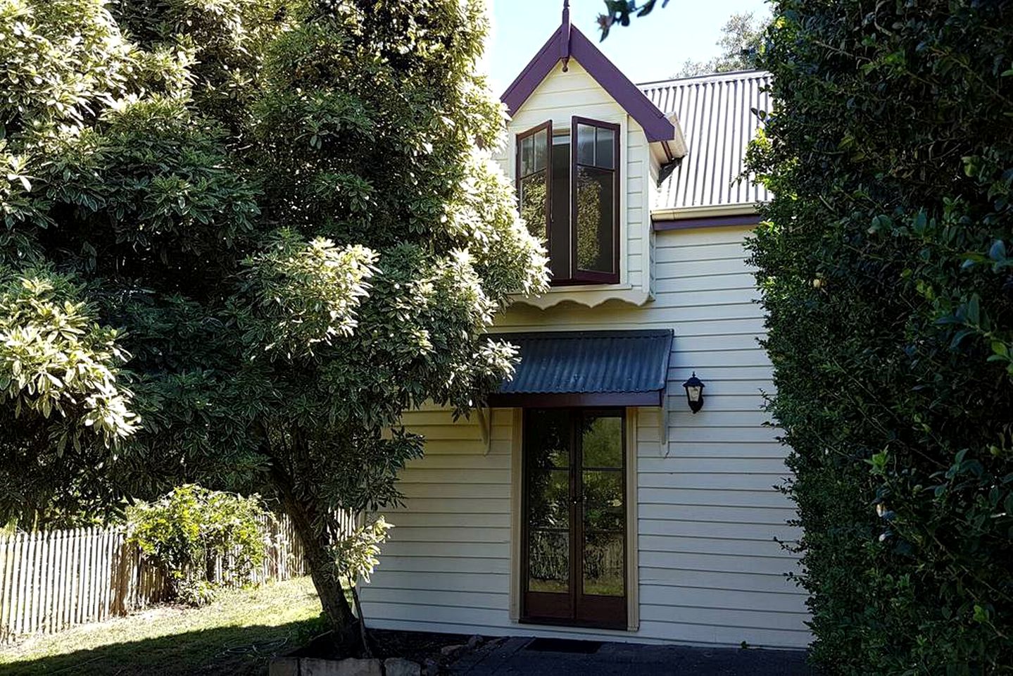 Lovely Cottage Rental for Couples with Views of the Derwent River in New Norfolk, Tasmania