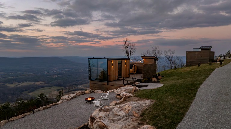 Romantic Mountain-Top Mirror Cabin with Sunset Views & Hot Tub Near Lookout Mountain, Dade County GA
