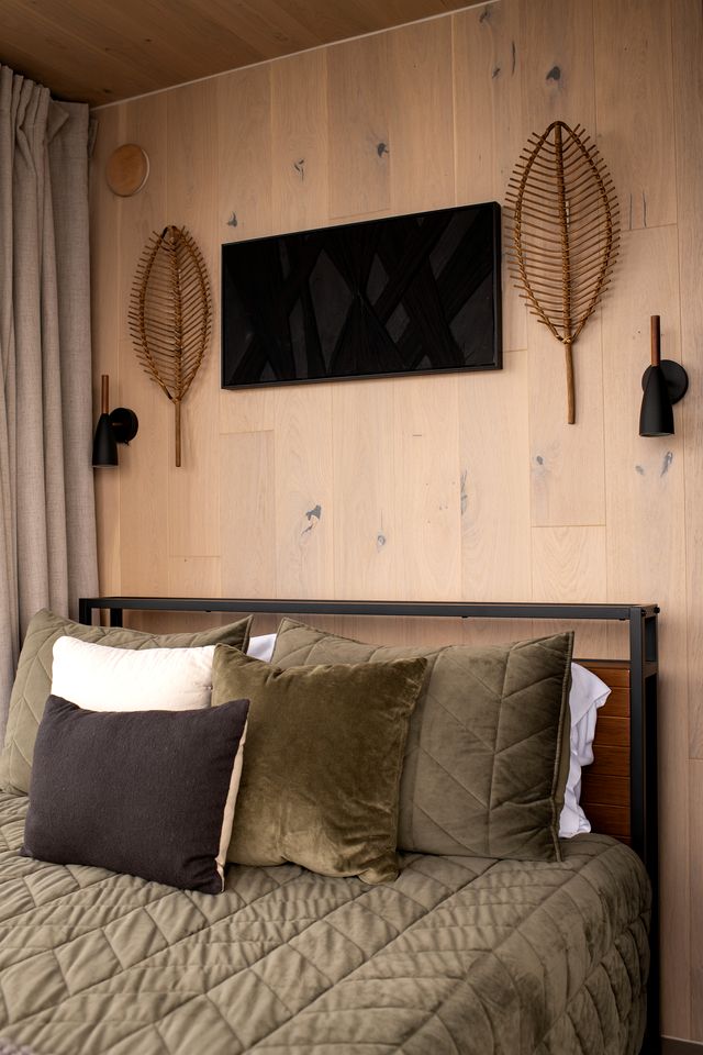 Romantic Mountain-Top Mirror Cabin with Sunset Views & Hot Tub Near Lookout Mountain, Dade County GA