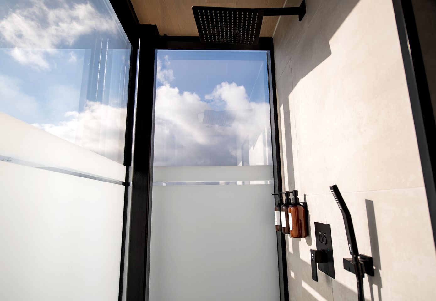 Romantic Mountain-Top Mirror Cabin with Sunset Views & Hot Tub Near Lookout Mountain, Dade County GA