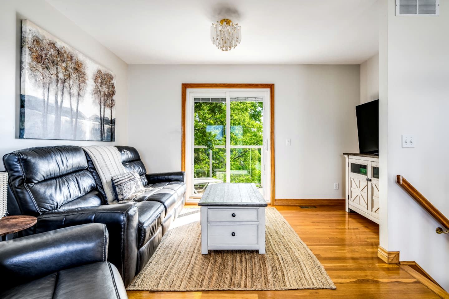 Glorious Cottage with Amazing Sights in Leamington, Ontario