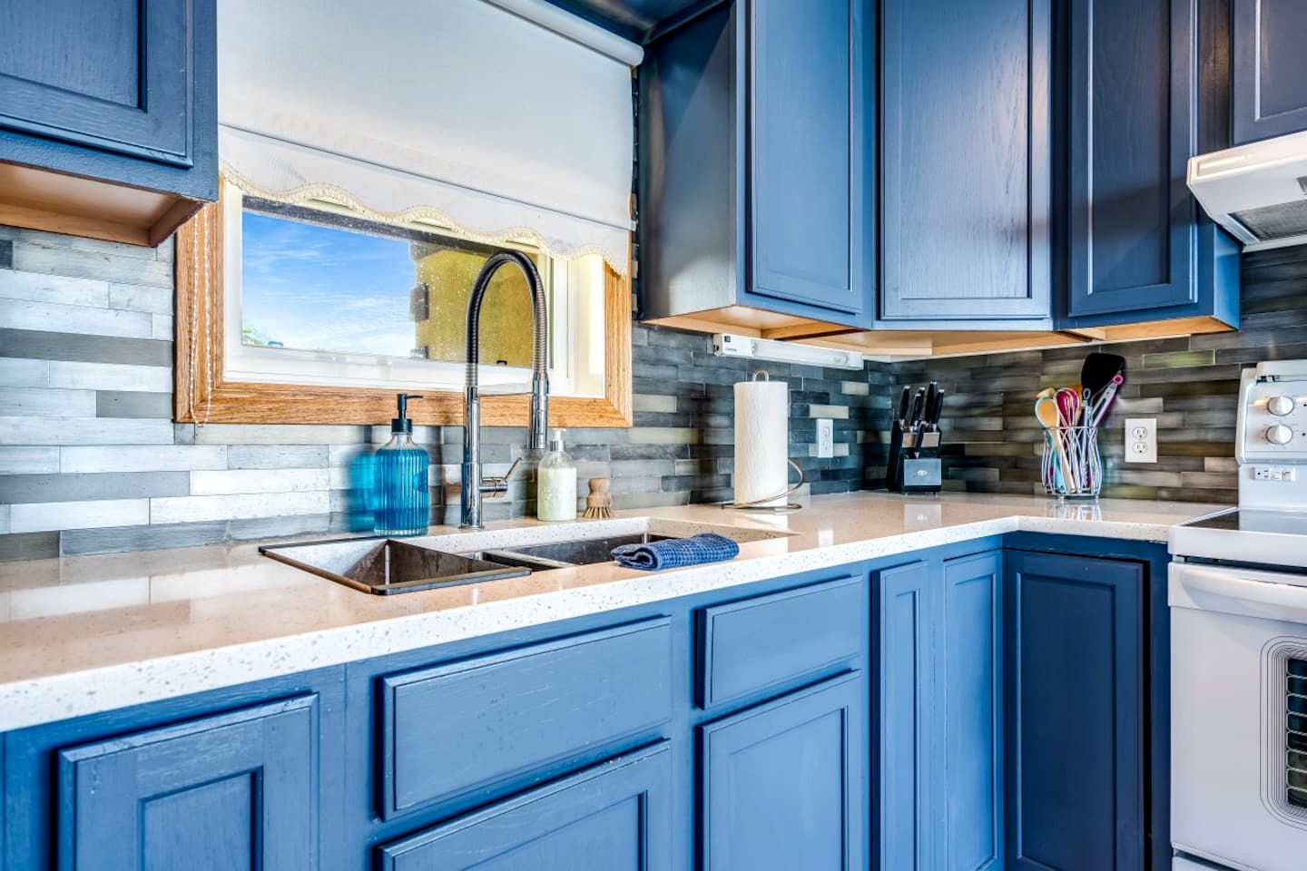 Glorious Cottage with Amazing Sights in Leamington, Ontario