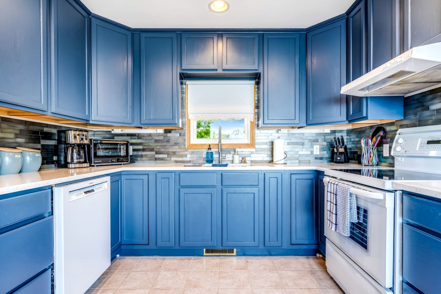 Glorious Cottage with Amazing Sights in Leamington, Ontario