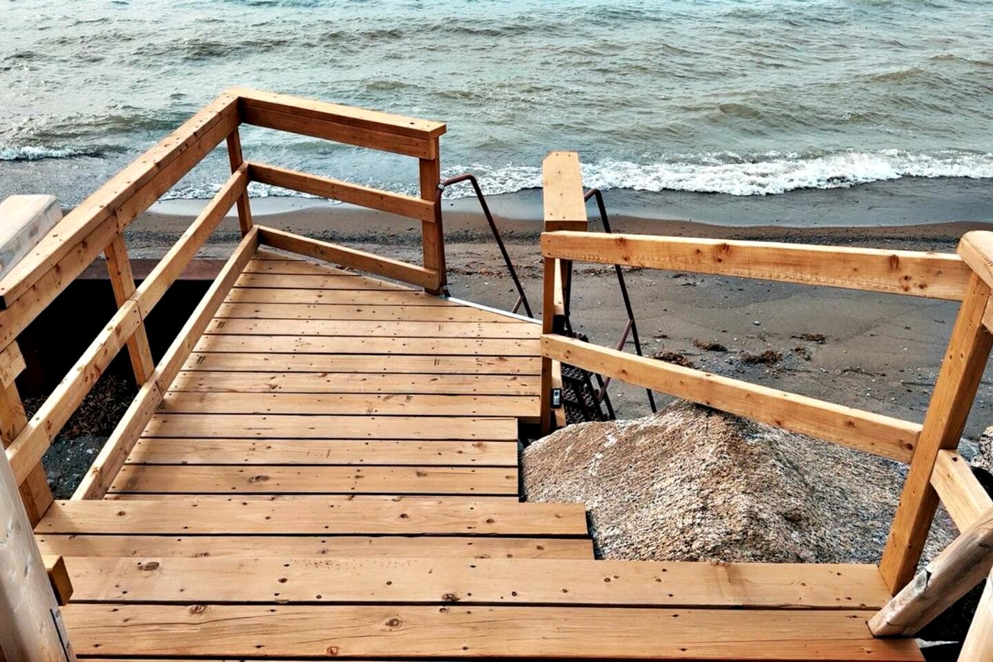 Glorious Cottage with Amazing Sights in Leamington, Ontario