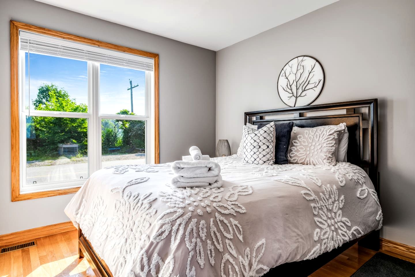 Glorious Cottage with Amazing Sights in Leamington, Ontario