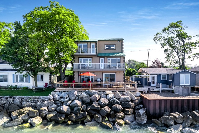 Cottages (Canada, Leamington, Ontario)