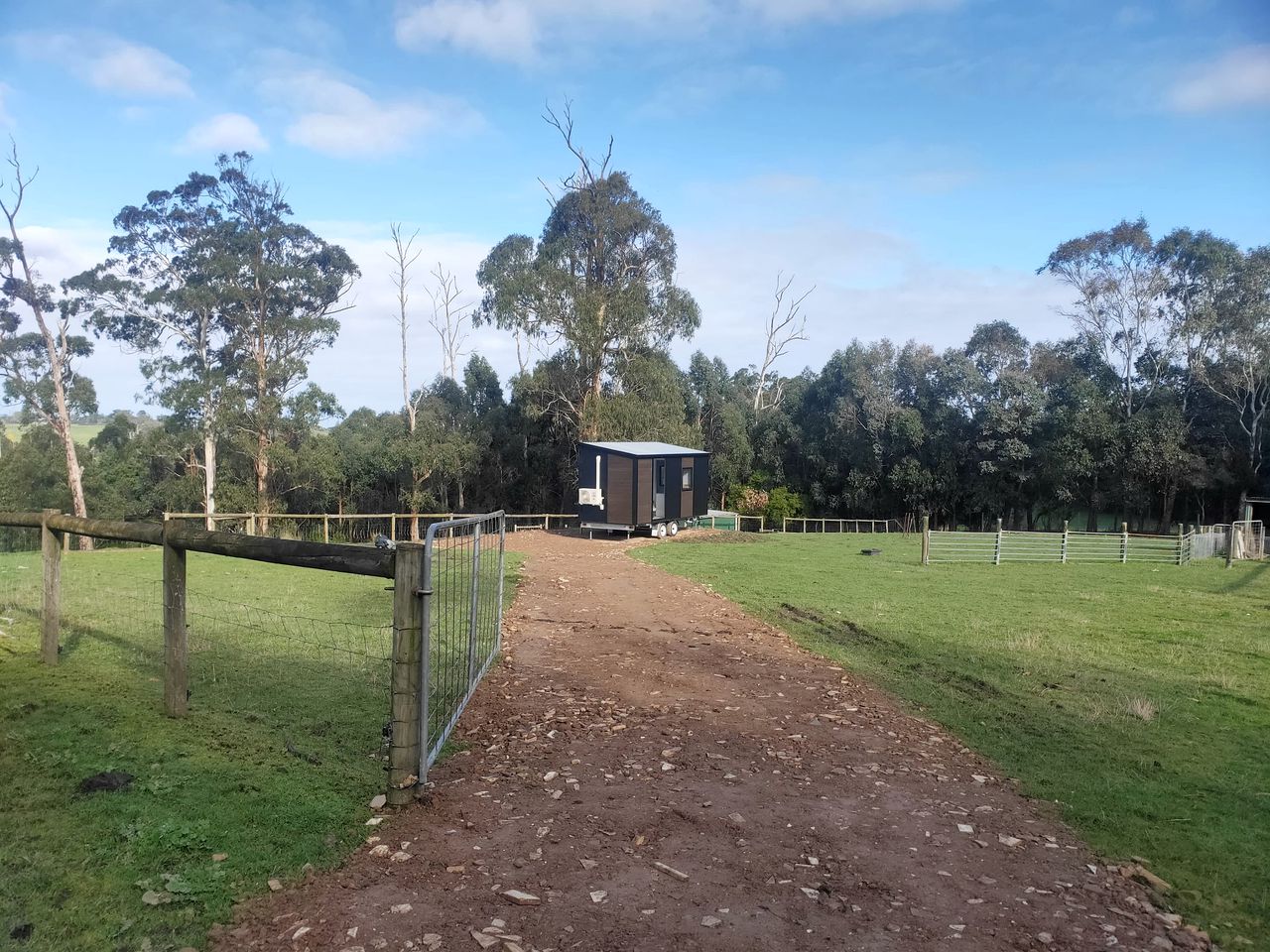 Intimate Tiny House Perfect for Water Activities and Picnics in Victoria, Australia