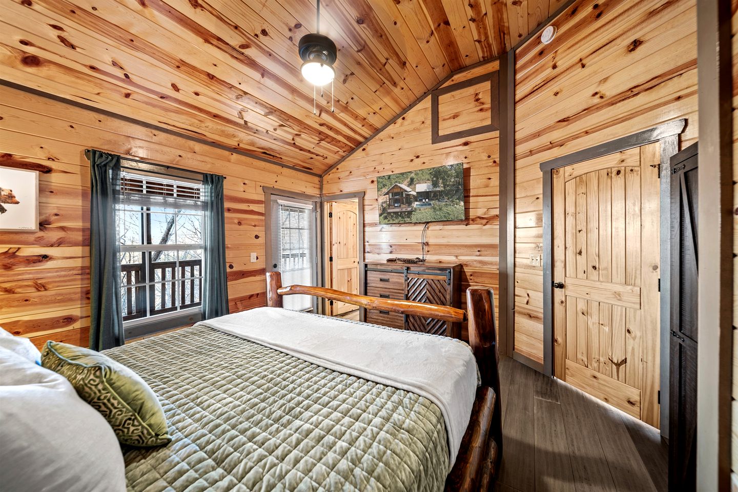 Glorious Wooden Cabin with Swimming Pool in Pigeon Forge, Tennessee