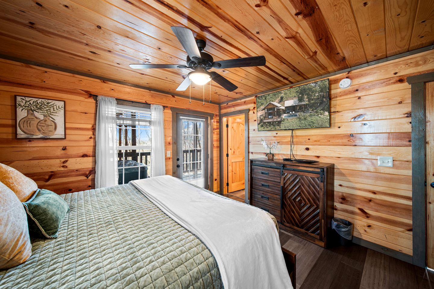 Glorious Wooden Cabin with Swimming Pool in Pigeon Forge, Tennessee