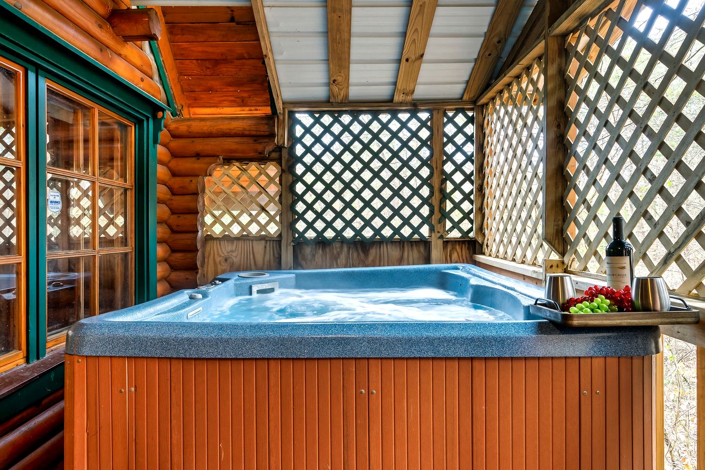 Spectacular Wooden Cabin with Hot-tub in Sevierville, Tennessee