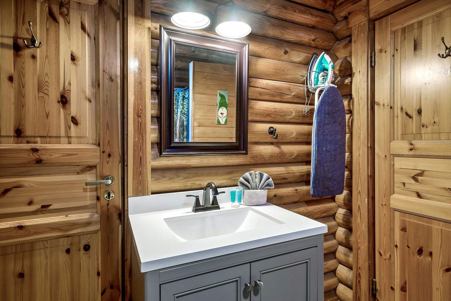 Spectacular Wooden Cabin with Hot-tub in Sevierville, Tennessee