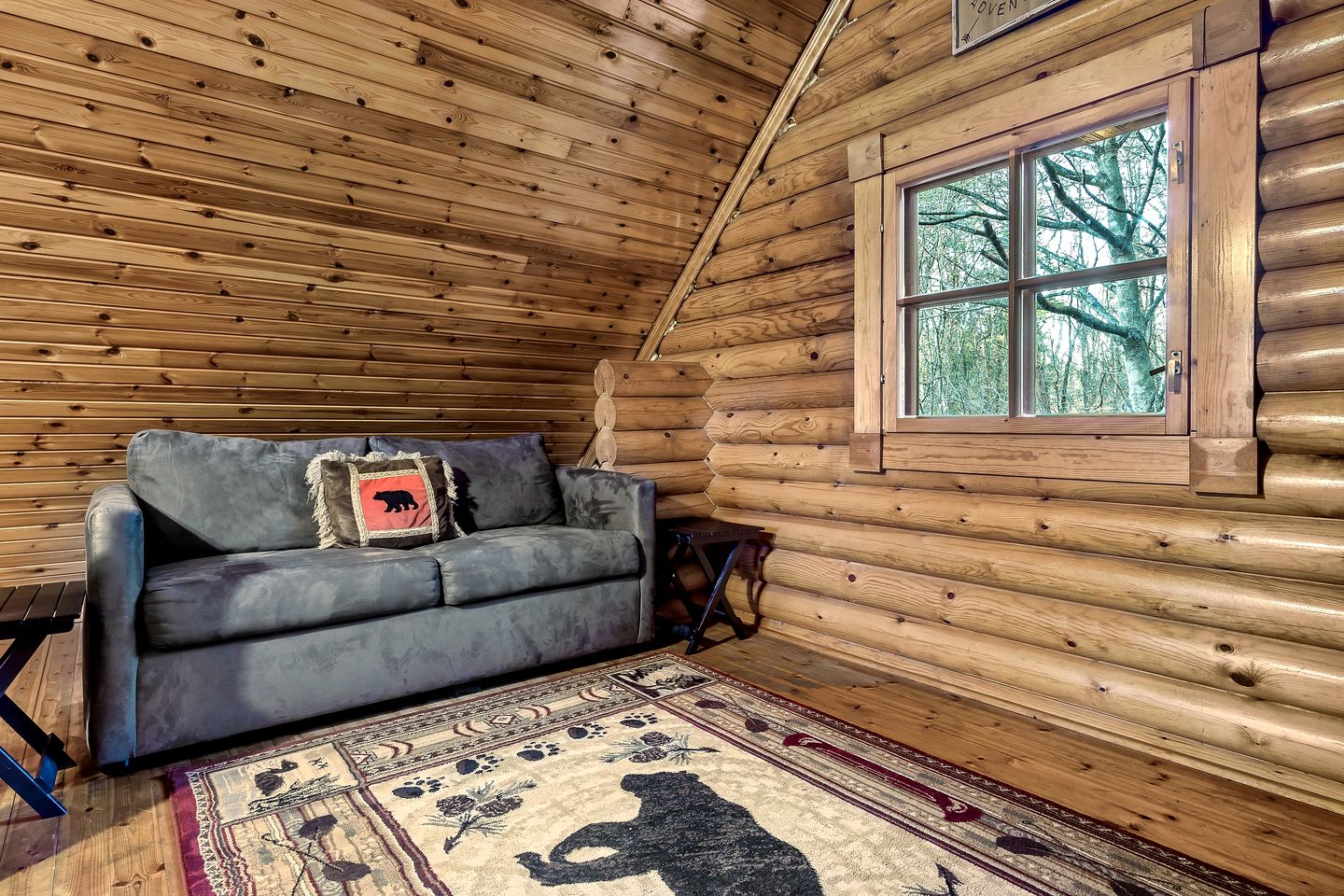 Spectacular Wooden Cabin with Hot-tub in Sevierville, Tennessee