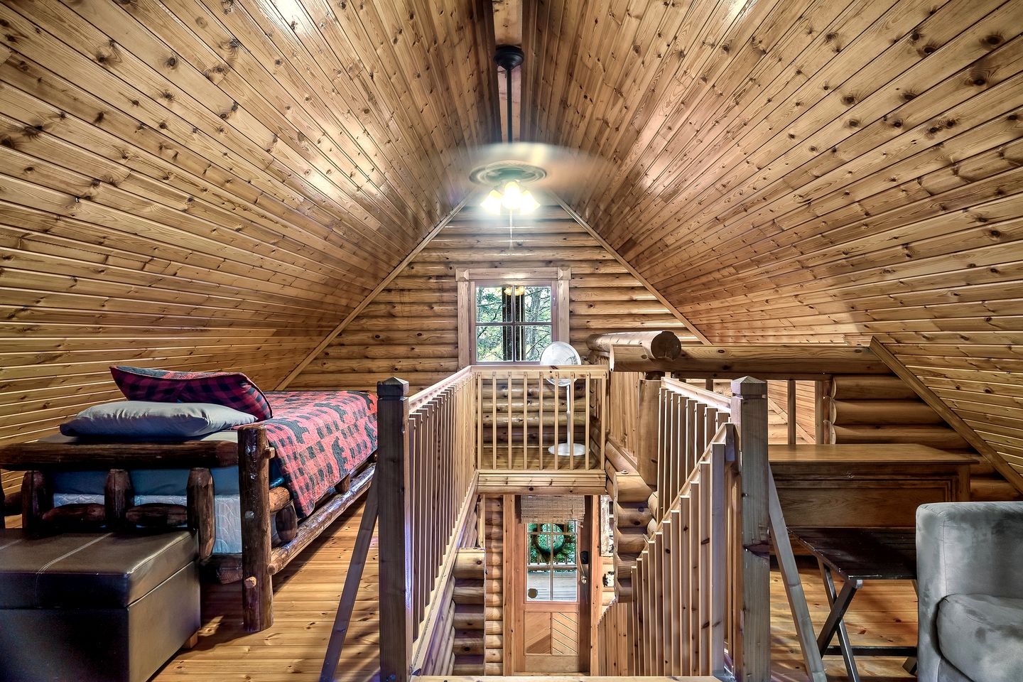 Spectacular Wooden Cabin with Hot-tub in Sevierville, Tennessee