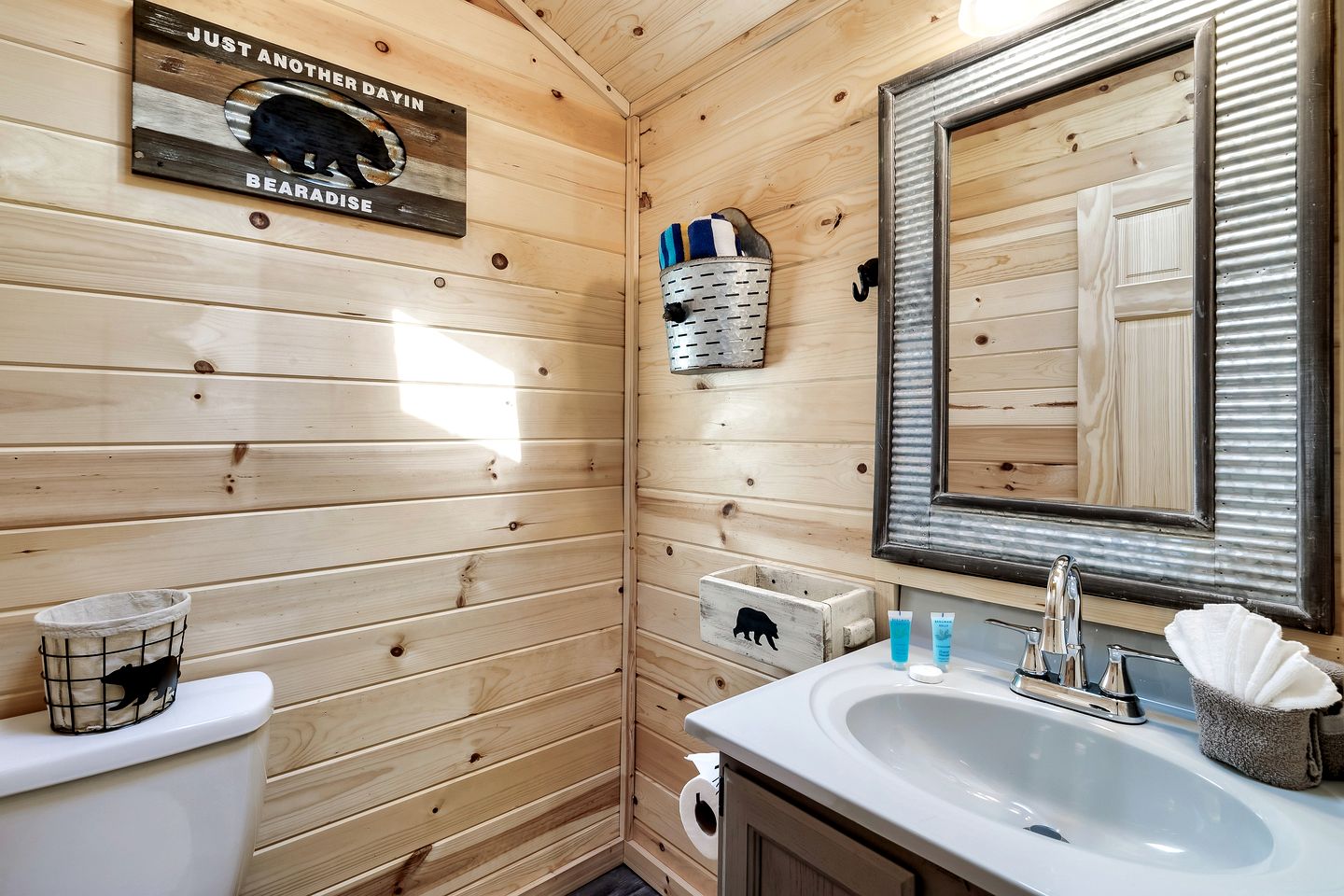 Magnificent Cabin with Hot-tub and Hiking Trails Near in Gatlinburg, Tennessee