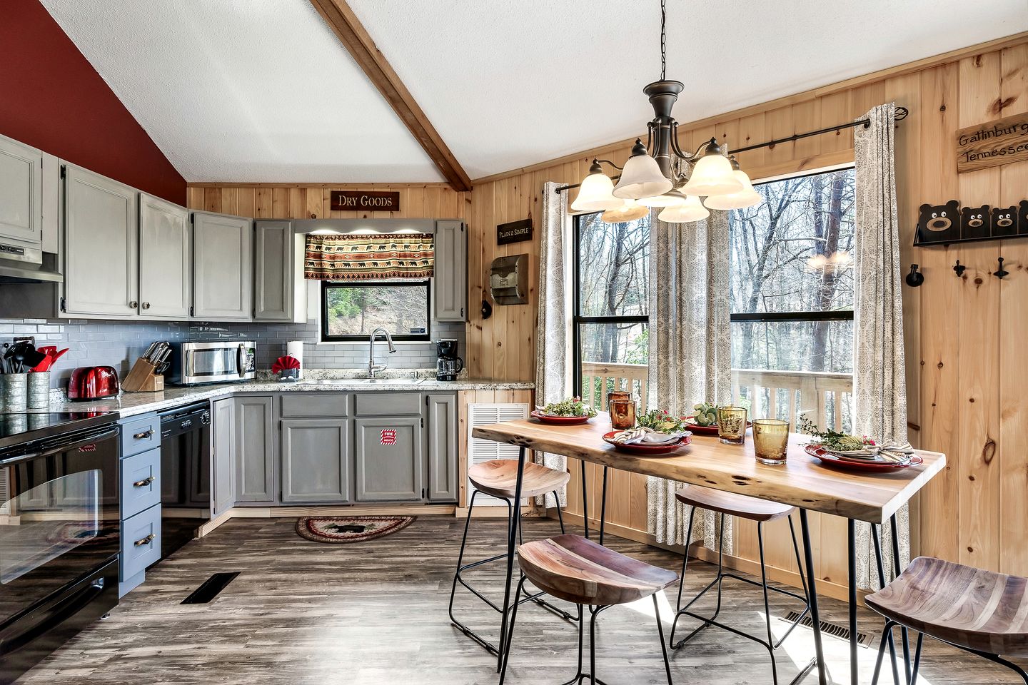 Magnificent Cabin with Hot-tub and Hiking Trails Near in Gatlinburg, Tennessee