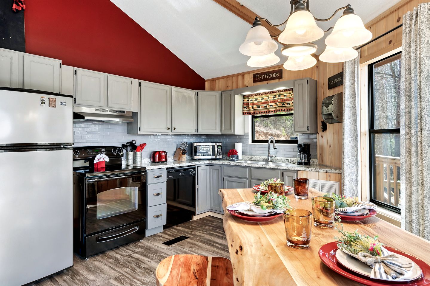 Magnificent Cabin with Hot-tub and Hiking Trails Near in Gatlinburg, Tennessee