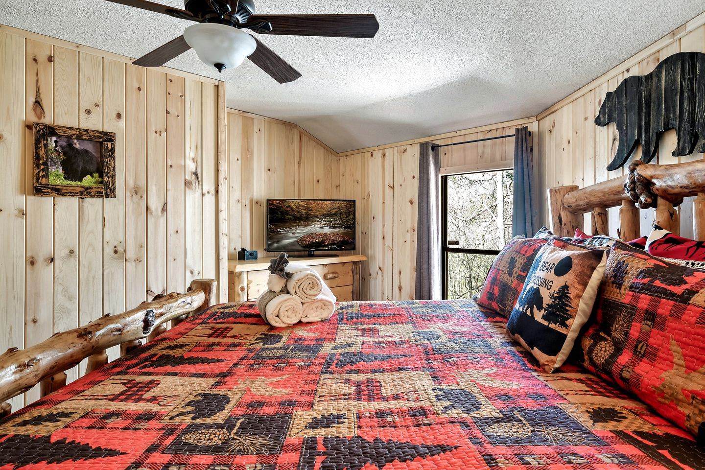 Magnificent Cabin with Hot-tub and Hiking Trails Near in Gatlinburg, Tennessee