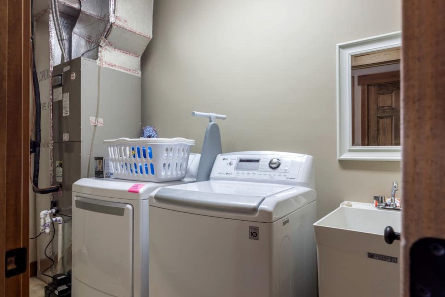 Inviting Vacation Cabin with Mountain Views near Glacier National Park, Montana