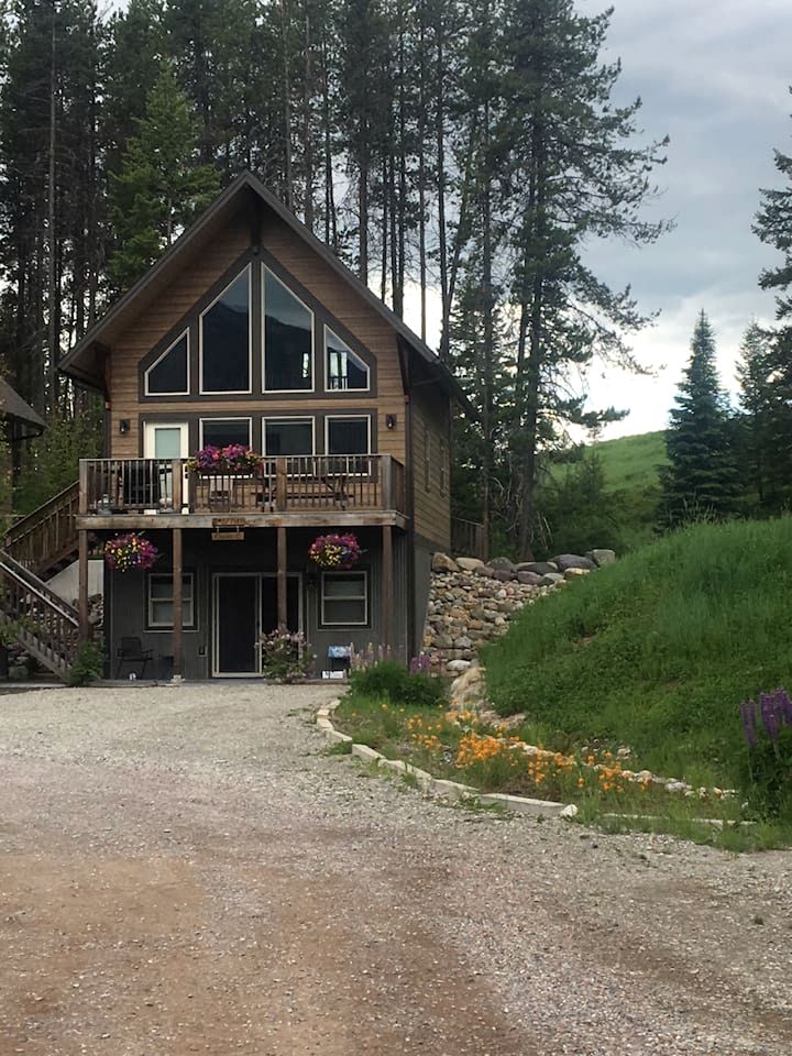 Inviting Vacation Cabin with Mountain Views near Glacier National Park, Montana