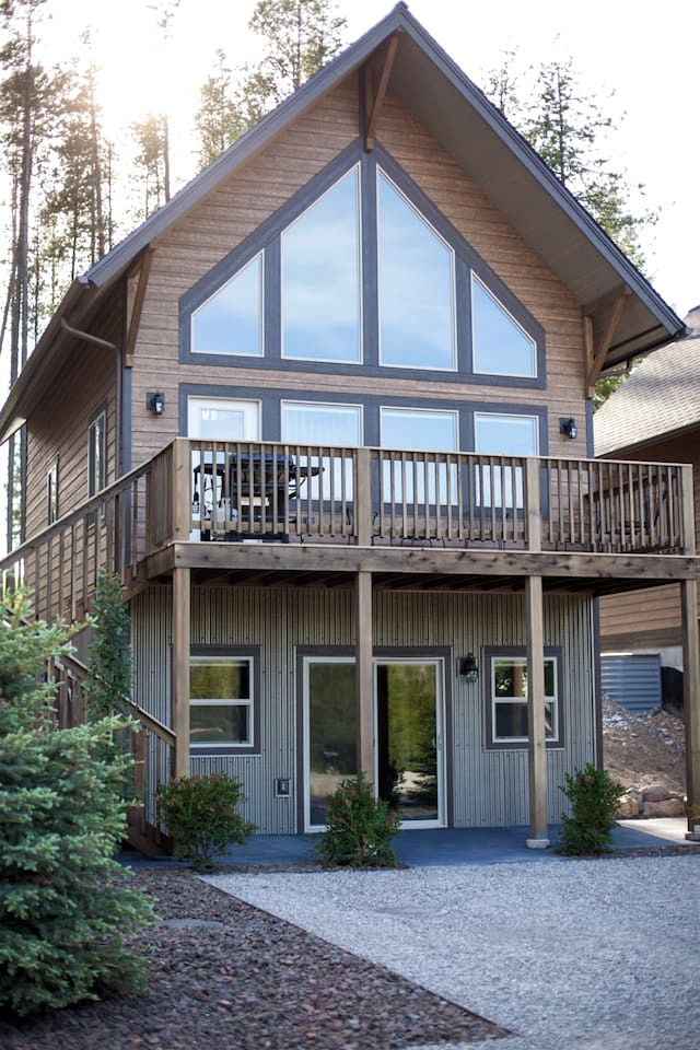 Inviting Vacation Cabin with Mountain Views near Glacier National Park, Montana