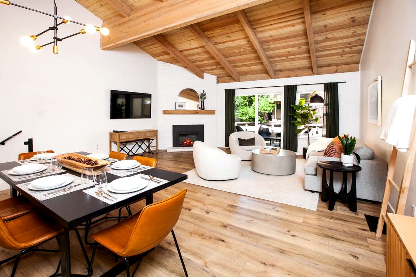 Stylish Mountain-View Townhome with Modern Comforts near Lake Tahoe in Incline Village, Nevada