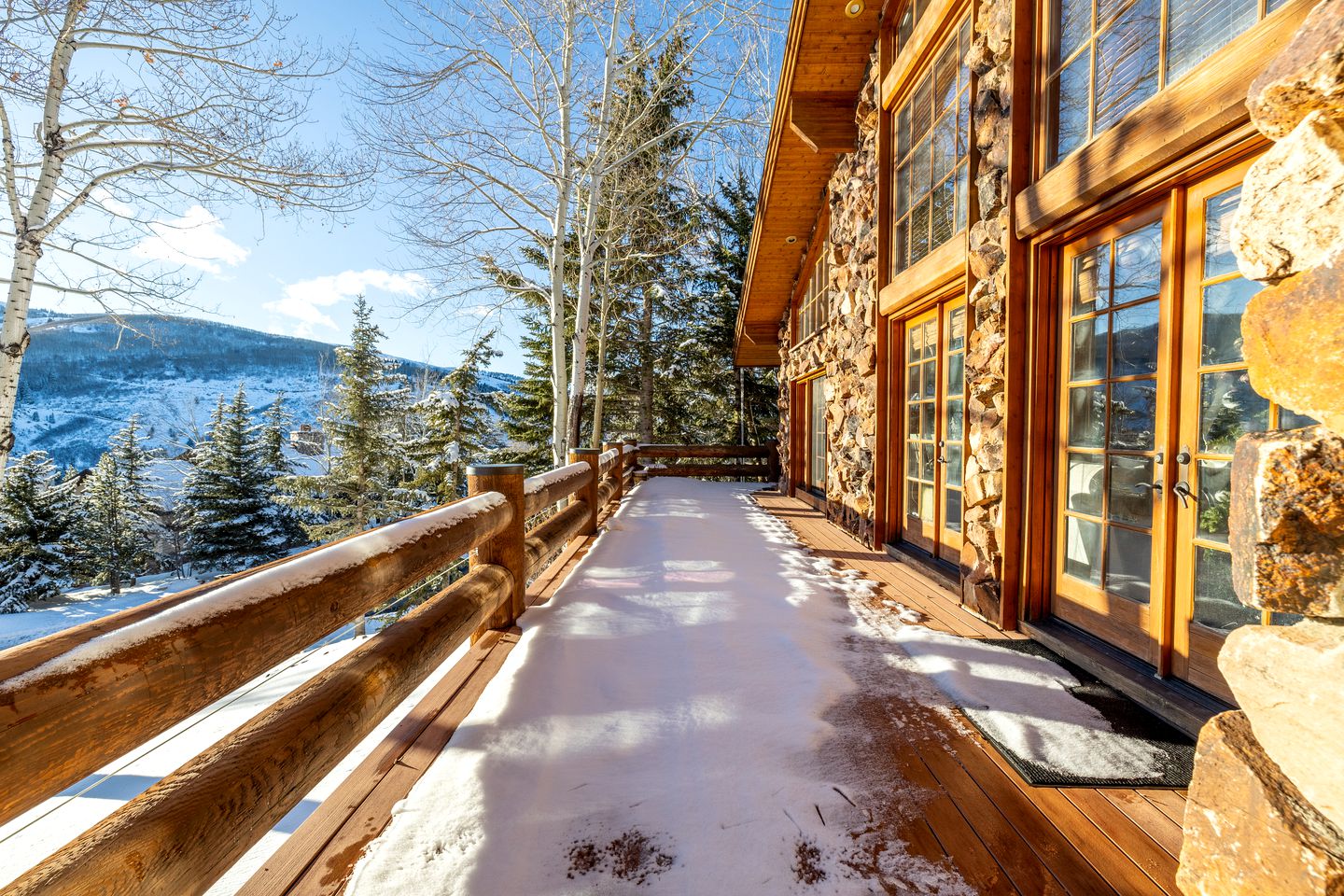 Elegant Mountain Getaway with Stunning Views, Hot Tub, and Cozy Fireplace in Park City, Colorado