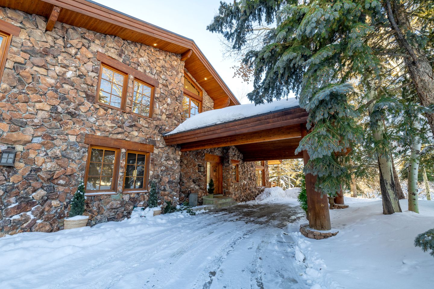 Elegant Mountain Getaway with Stunning Views, Hot Tub, and Cozy Fireplace in Park City, Colorado
