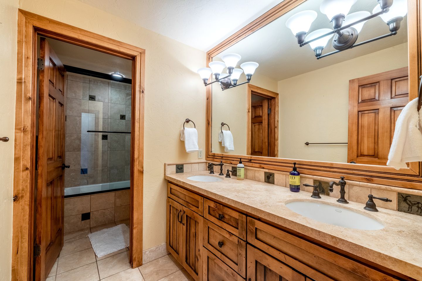 Elegant Mountain Getaway with Stunning Views, Hot Tub, and Cozy Fireplace in Park City, Colorado