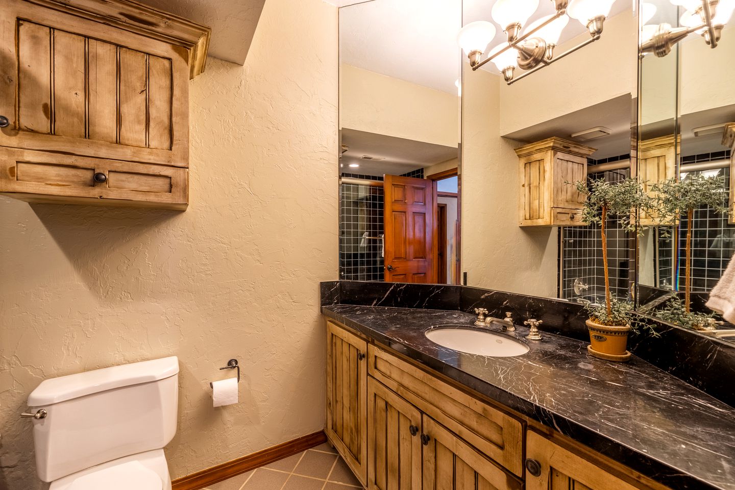 Elegant Mountain Getaway with Stunning Views, Hot Tub, and Cozy Fireplace in Park City, Colorado