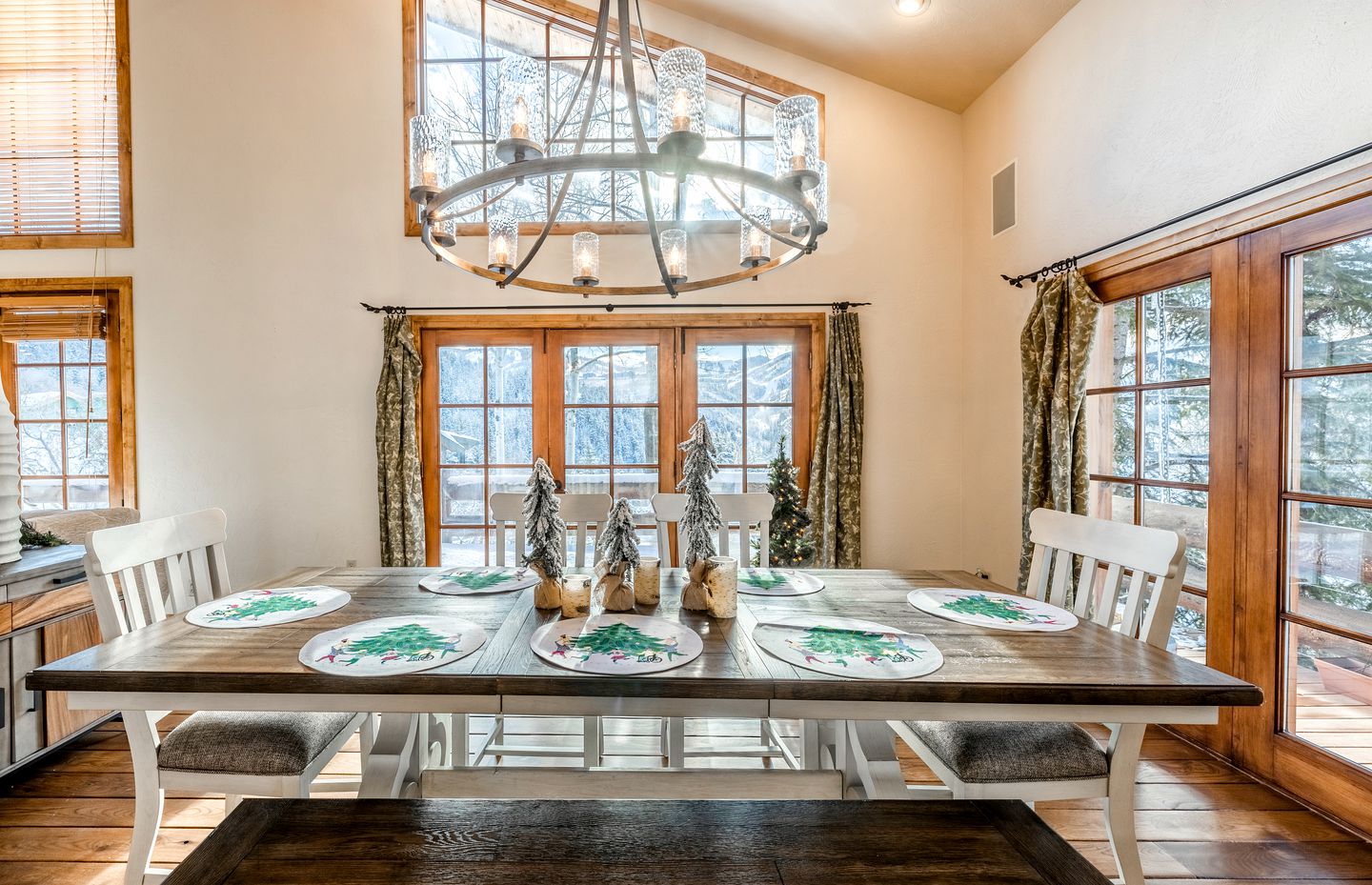 Elegant Mountain Getaway with Stunning Views, Hot Tub, and Cozy Fireplace in Park City, Colorado