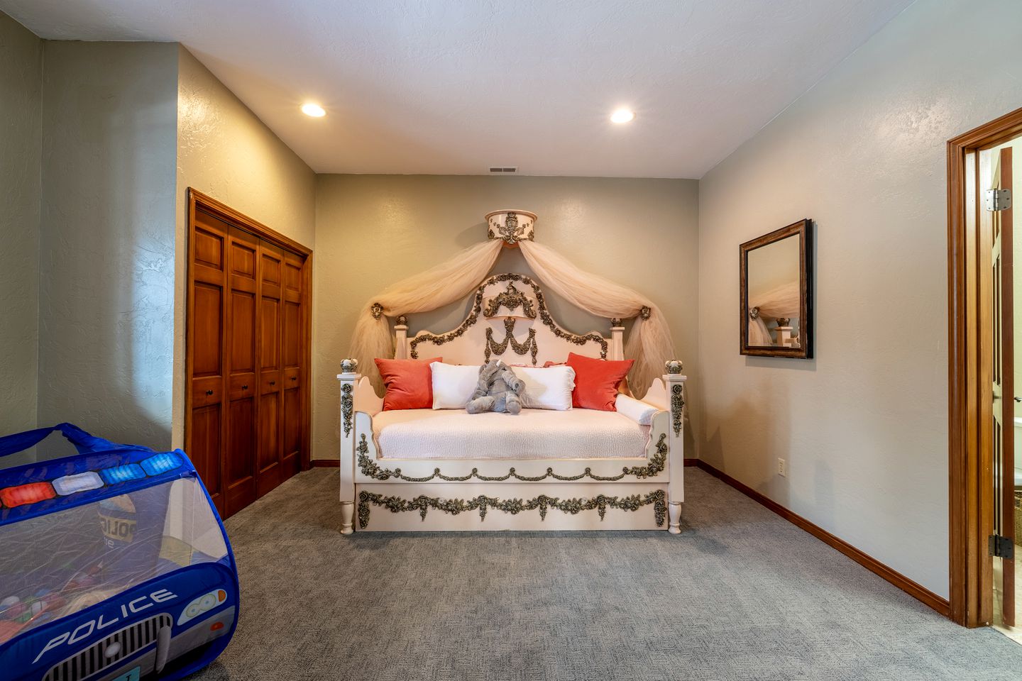 Elegant Mountain Getaway with Stunning Views, Hot Tub, and Cozy Fireplace in Park City, Colorado