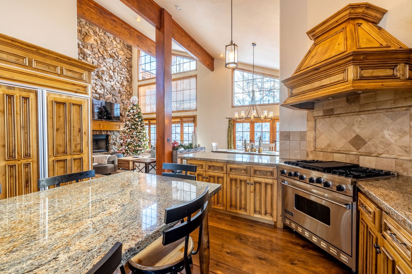 Elegant Mountain Getaway with Stunning Views, Hot Tub, and Cozy Fireplace in Park City, Colorado