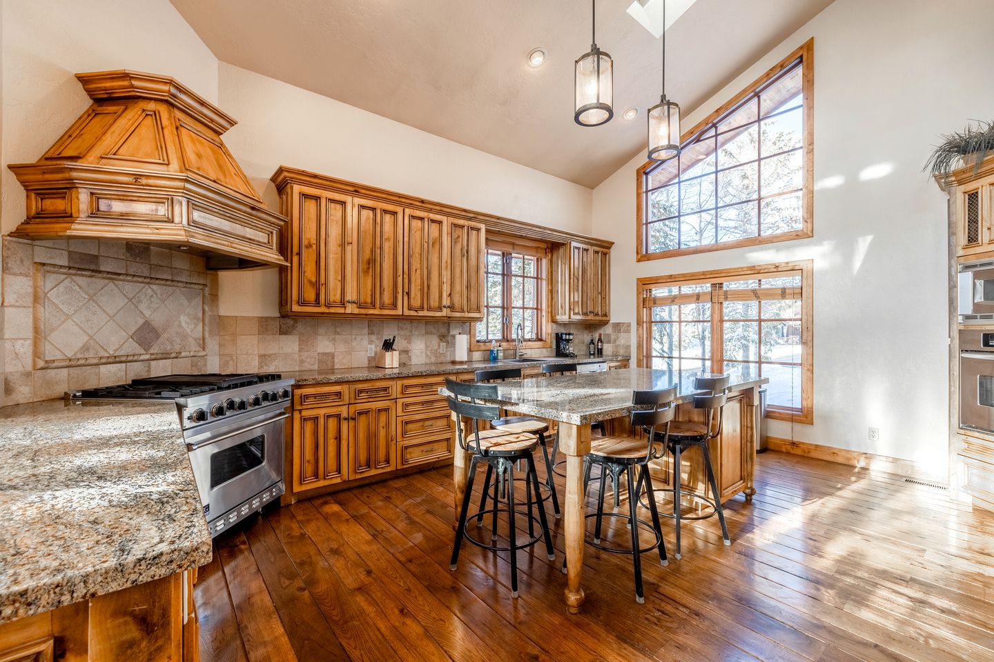 Elegant Mountain Getaway with Stunning Views, Hot Tub, and Cozy Fireplace in Park City, Colorado