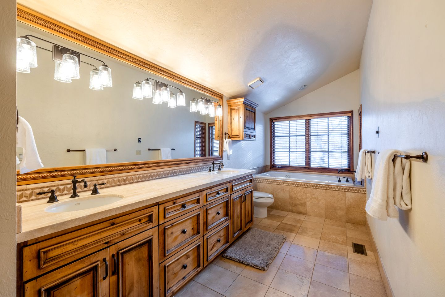 Elegant Mountain Getaway with Stunning Views, Hot Tub, and Cozy Fireplace in Park City, Colorado