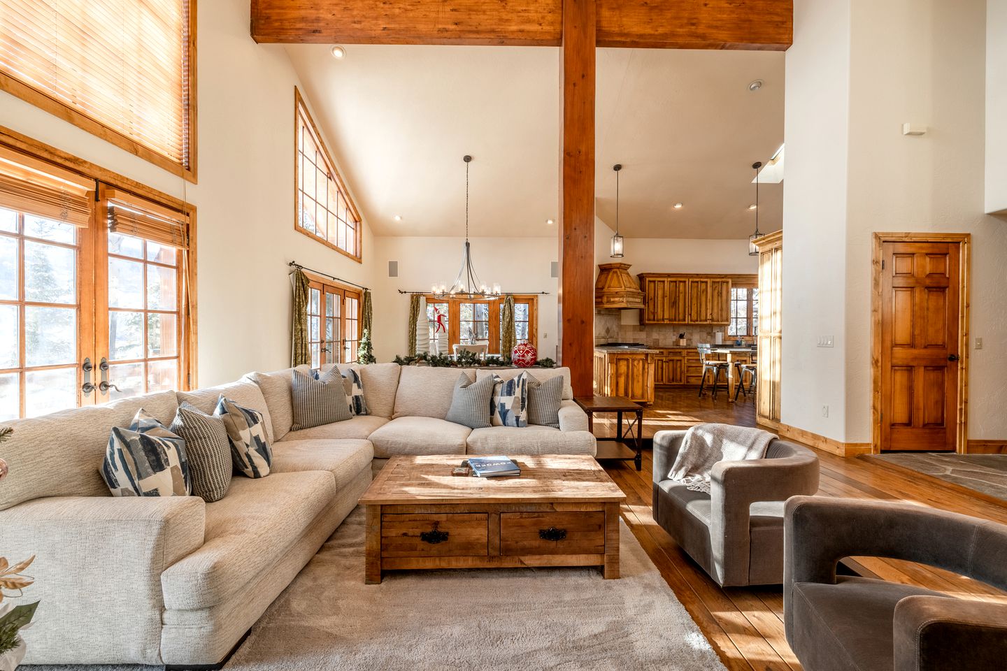 Elegant Mountain Getaway with Stunning Views, Hot Tub, and Cozy Fireplace in Park City, Colorado