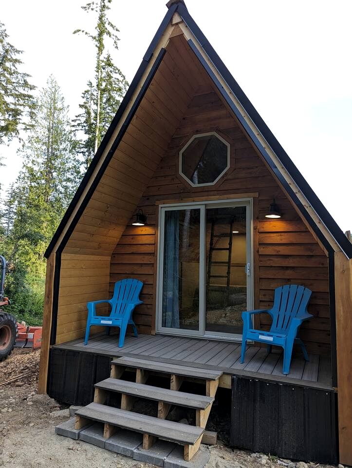 Romantic Golden Tree Ring Cabin with Forest Views & Egg Tub near Homestead Farm in British Columbia