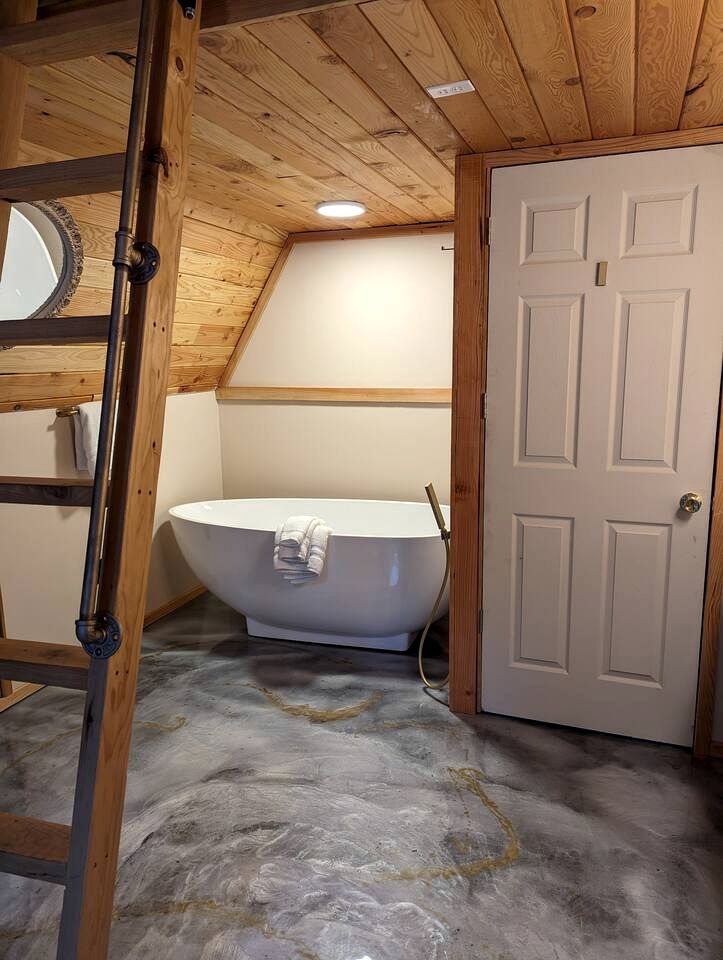 Romantic Golden Tree Ring Cabin with Forest Views & Egg Tub near Homestead Farm in British Columbia