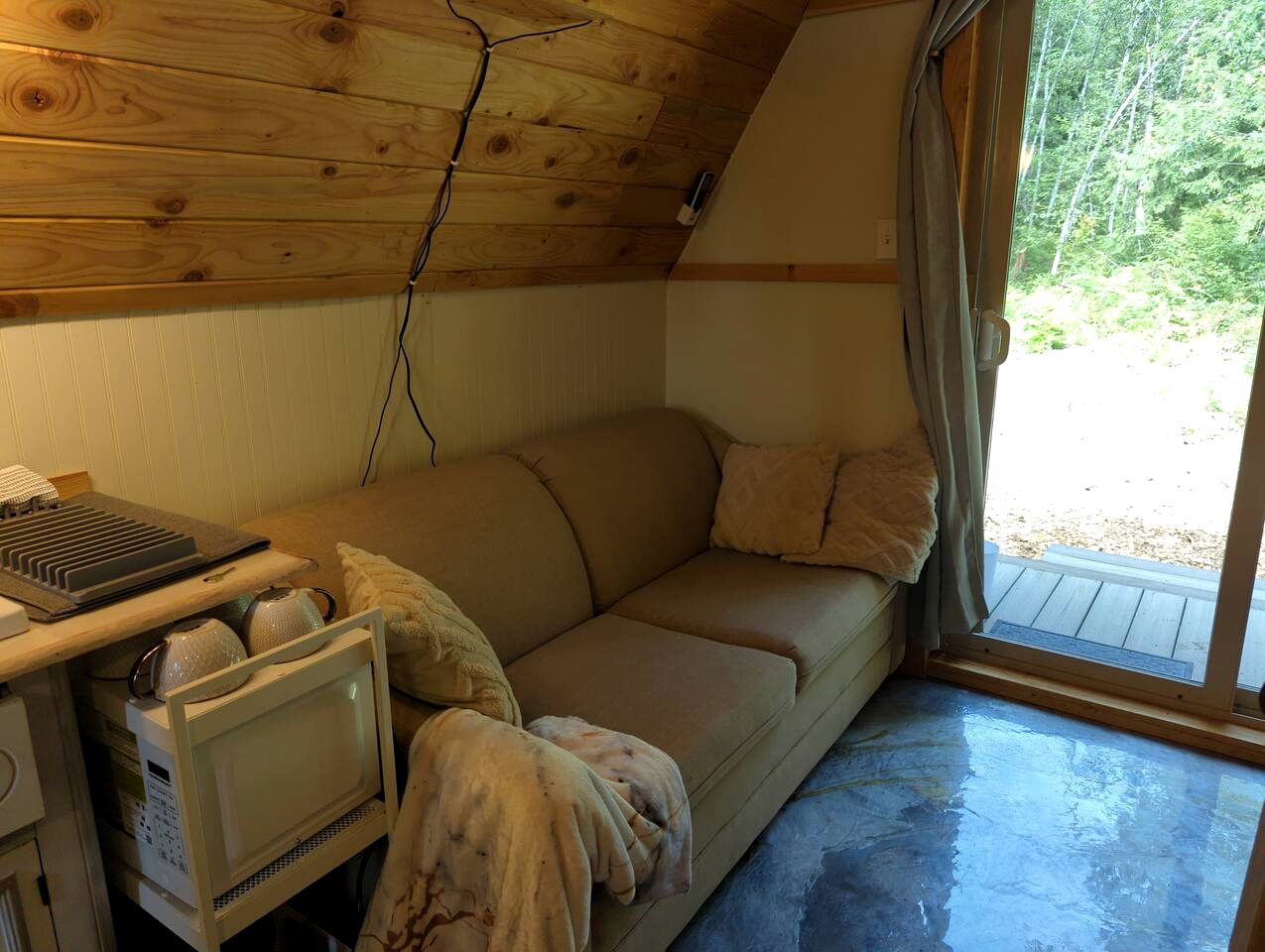 Romantic Golden Tree Ring Cabin with Forest Views & Egg Tub near Homestead Farm in British Columbia