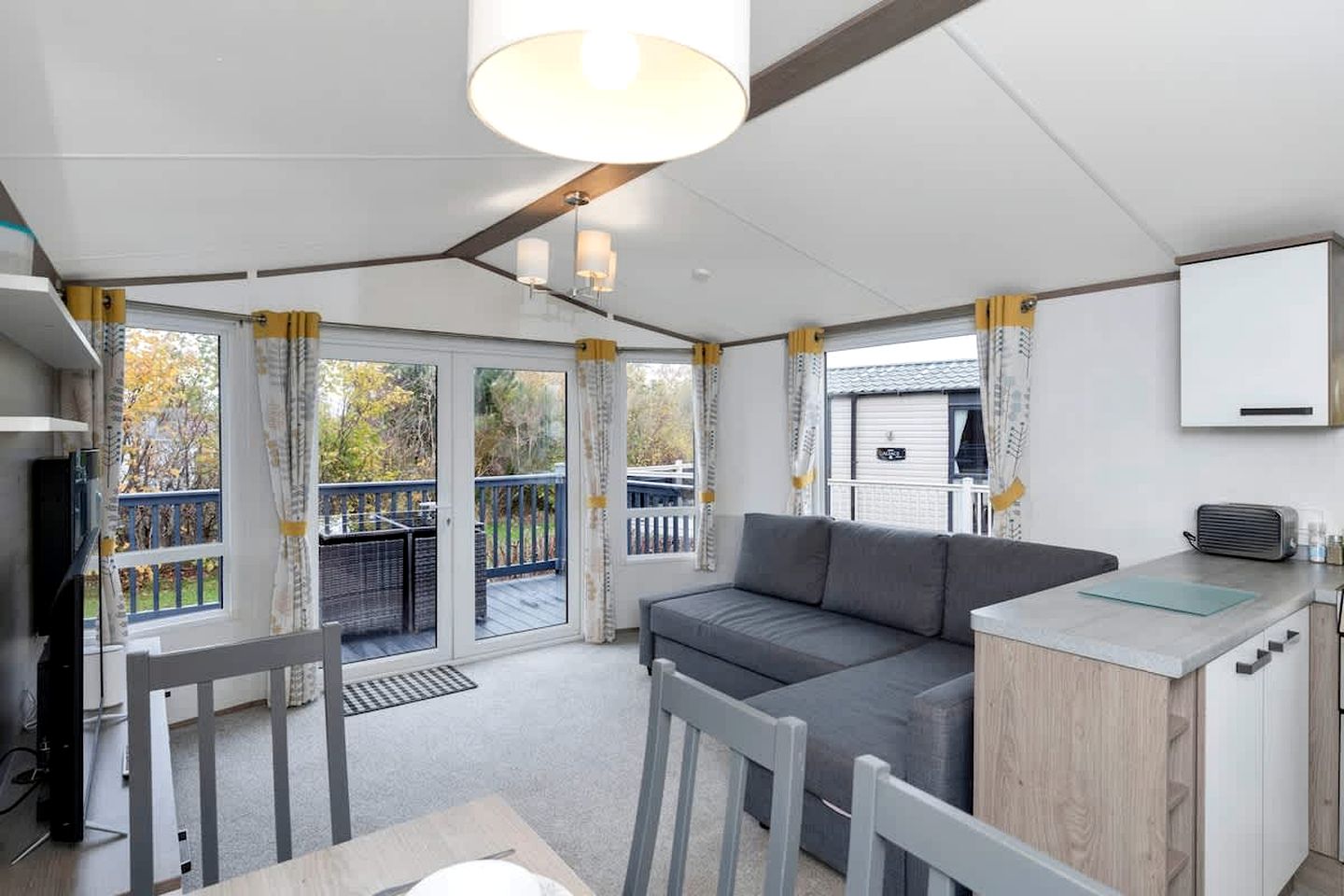 Modern Seaside Holiday Home with Beach Access, & Family-Friendly Escape in Scotland, United Kingdom