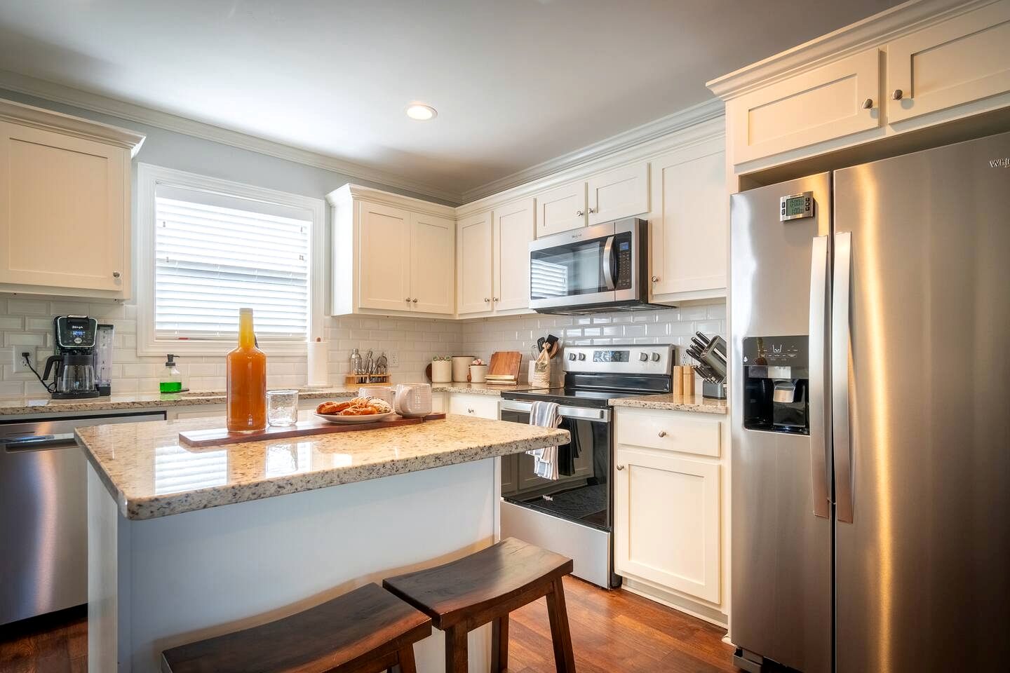 Modern Vacation Home with Hot Tub & Golf Simulator near Downtown Helen, GA